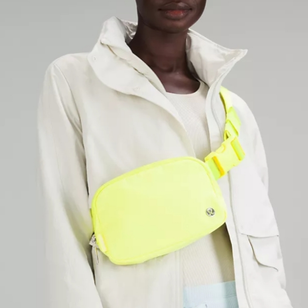 🆕️ LULULEMON EVERYWHERE BELT BAG - ELECTRIC LEMON COLOR - Picture 2 of 12